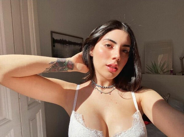 Девушки с формами (23 фото)