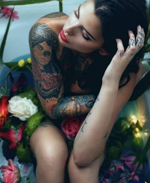 Расписные татуированные девушки