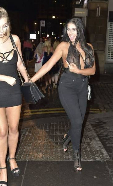 Фото: Большие груди у азиаток и 4 попика на пикнике