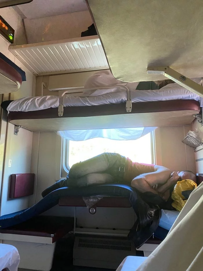 Прикол: 15 картинок из отечественного плацкарта