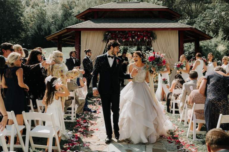 Свадьба молодожены с гостями