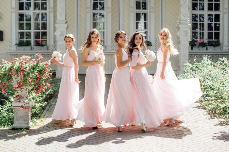 Подружки невесты в пастельных тонах