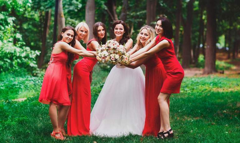 Две подруги в свадебном платье