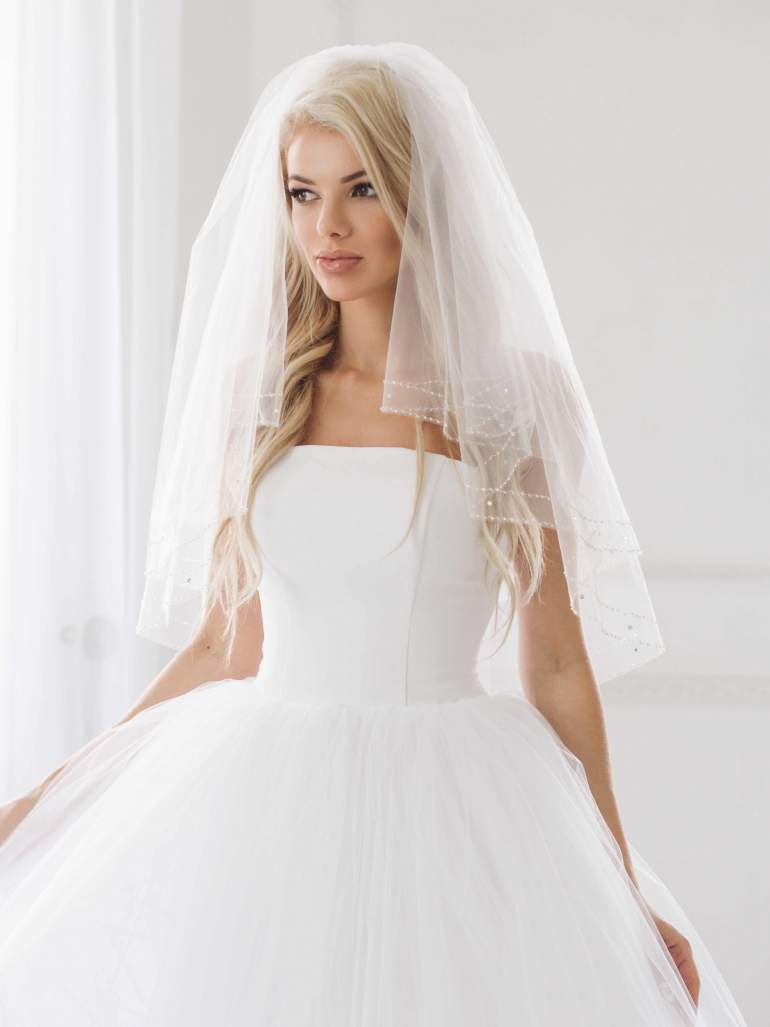 Фото - Невеста в свадебном платье с фатой