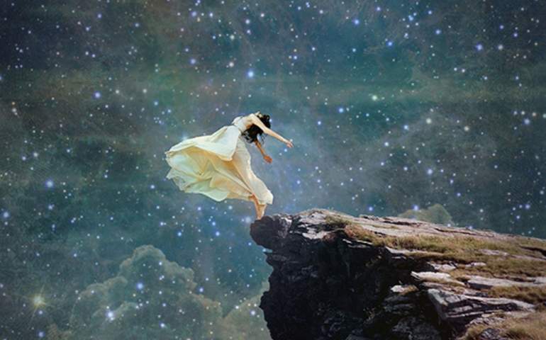 Фото и картинки: Девушка над пропастью