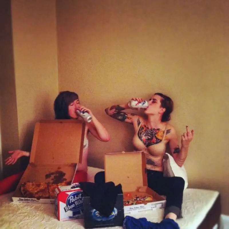 Пикантные снимки: пиво и обнажённые девушки