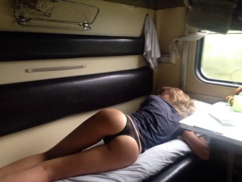 Привлекательные полуголые попутчицы в русских поездах