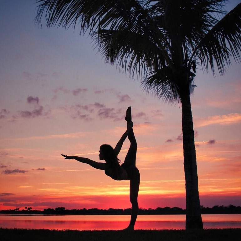 Фото и картинки: Шпагат на закате