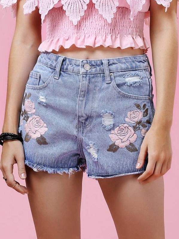 Стиль: Джинсовые шорты с ромашками - фото идеи