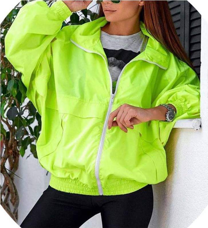 Стиль: Ярко салатовая куртка - фото идеи