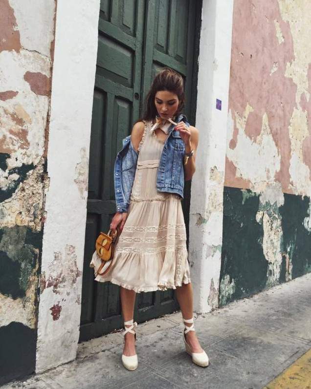 Стиль: Кружевное платье с джинсовой курткой - фото идеи