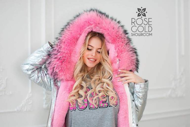 Стиль: Куртка с розовым мехом на капюшоне - фото идеи