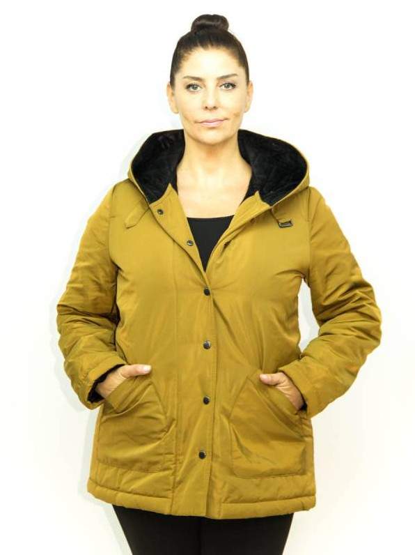 Стиль: Зимняя куртка горчичного цвета - фото идеи