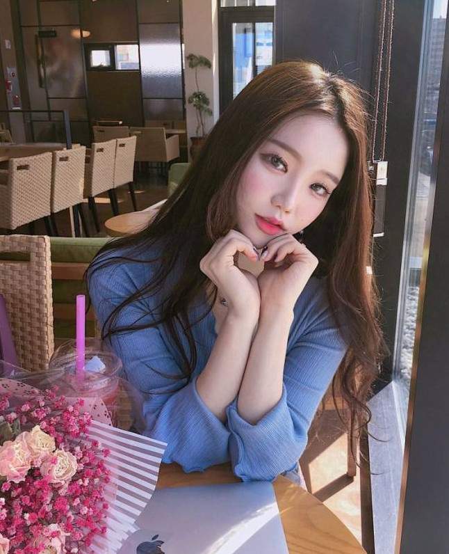 Безупречная красивая девушка кореи на фото