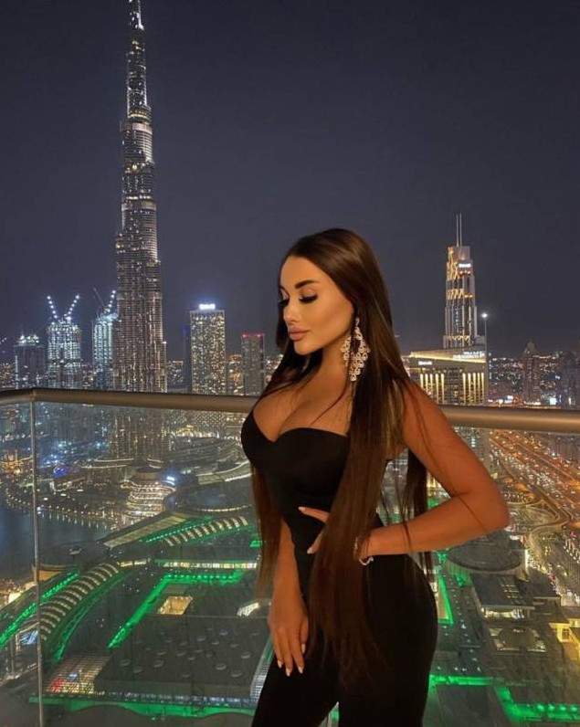 Богатая красивая девушка в дубае на фото