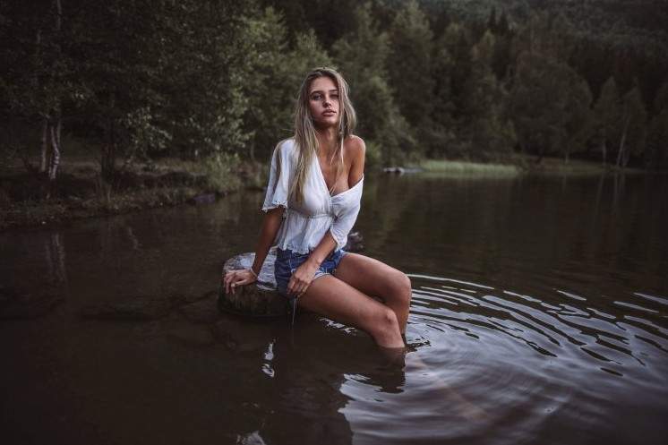 Девицы на озере на фото