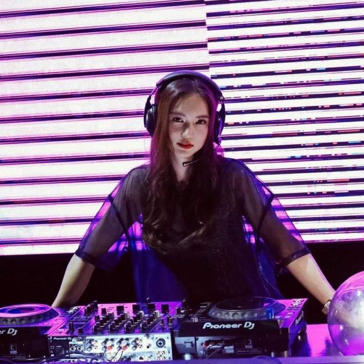 Диджей из стране восходящего солнца красивая девушка на фото