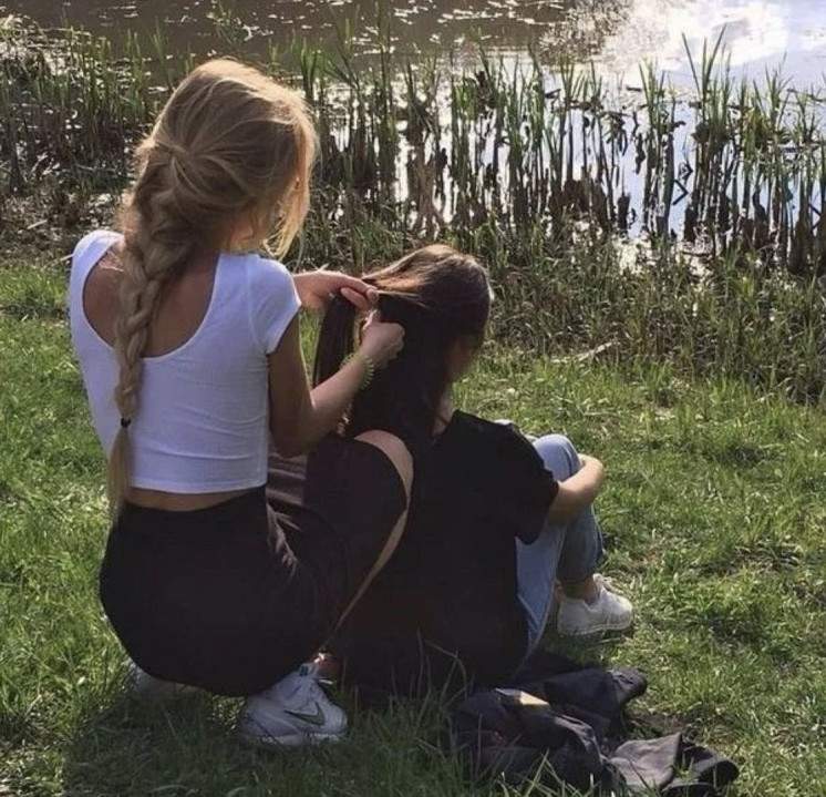 Две очаровательные женщины совместно на фото