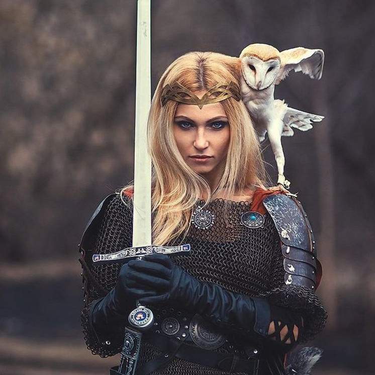 Красивая девушка богатырша на фото