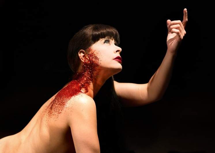 Красивая девушка из оперы на фото