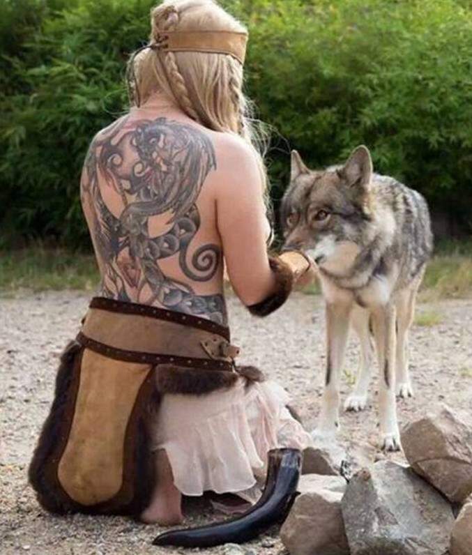 Красивая девушка кельт на фото