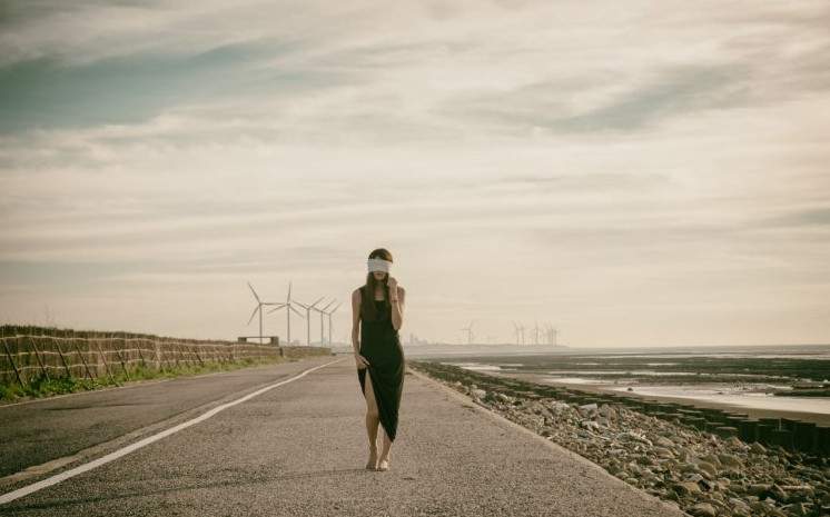 Красивая девушка на перекрестке на фото