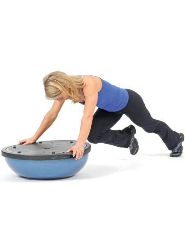 Красивая девушка на полусфере на фото