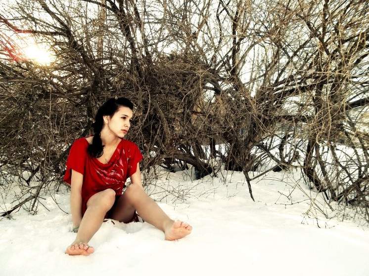 Красивая девушка на улице в зимнюю пору с босыми ногами на фото