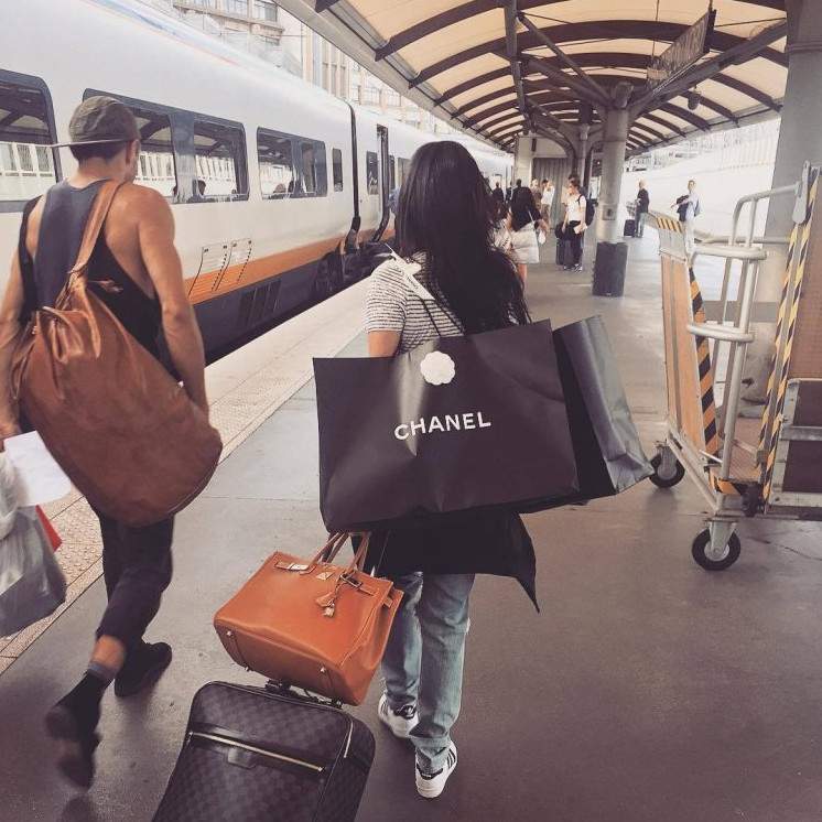 Красивая девушка около цума на фото