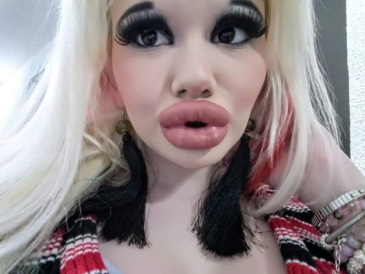 Красивая девушка с большущими ресничками и губками на фото