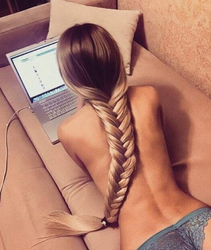 Красивая девушка с косами со спины на фото