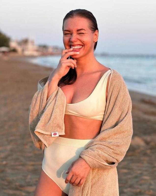 Красивая девушка с приданым на фото