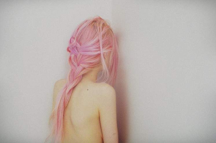 Красивая девушка с розовыми волосами со спины на фото