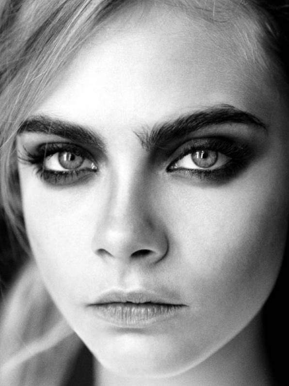 Красивая девушка с широкими бровями на фото