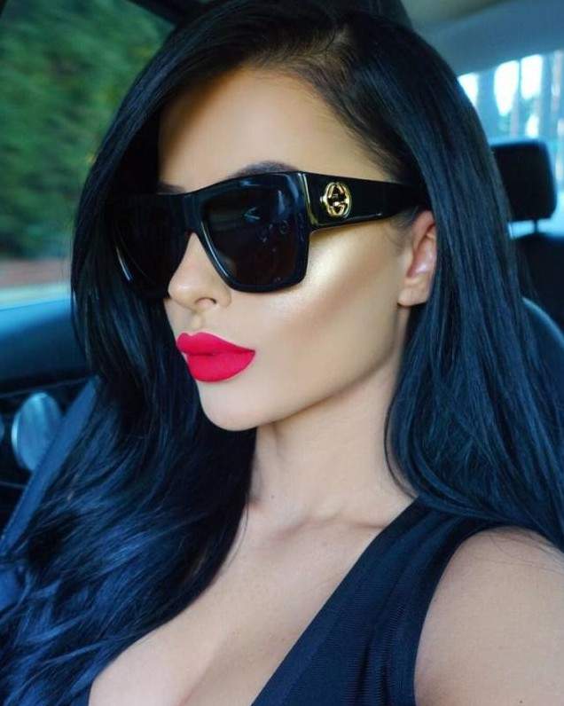 Красивая девушка с сине красноватыми волосами на фото