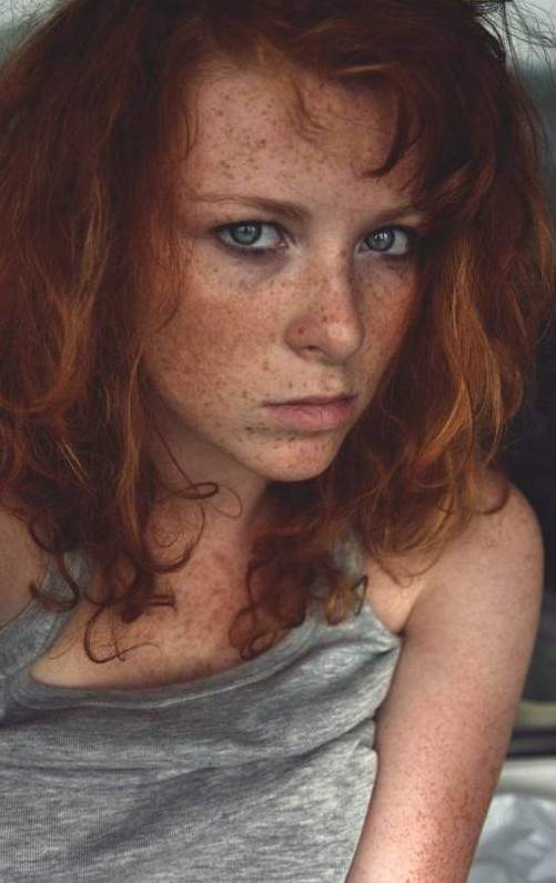 Красивая девушка с веснушками на спине на фото