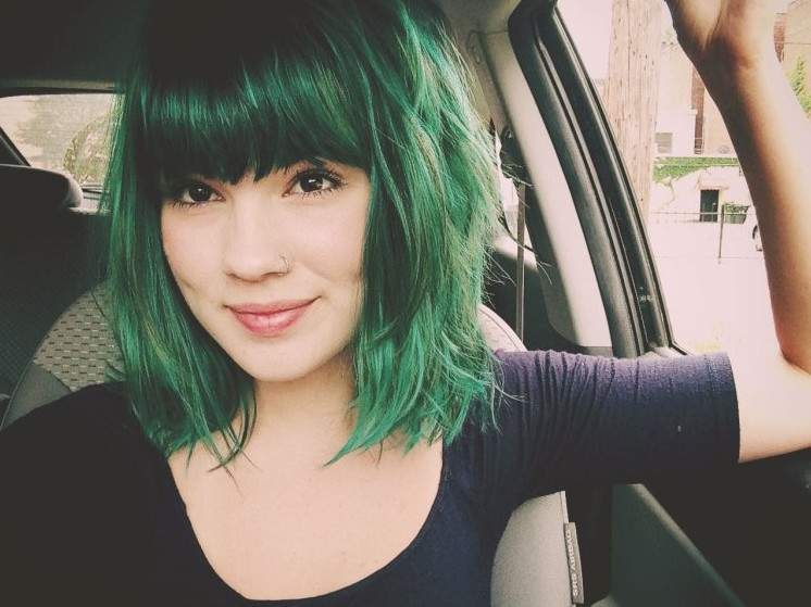 Красивая девушка с зеленоватой челкой на фото