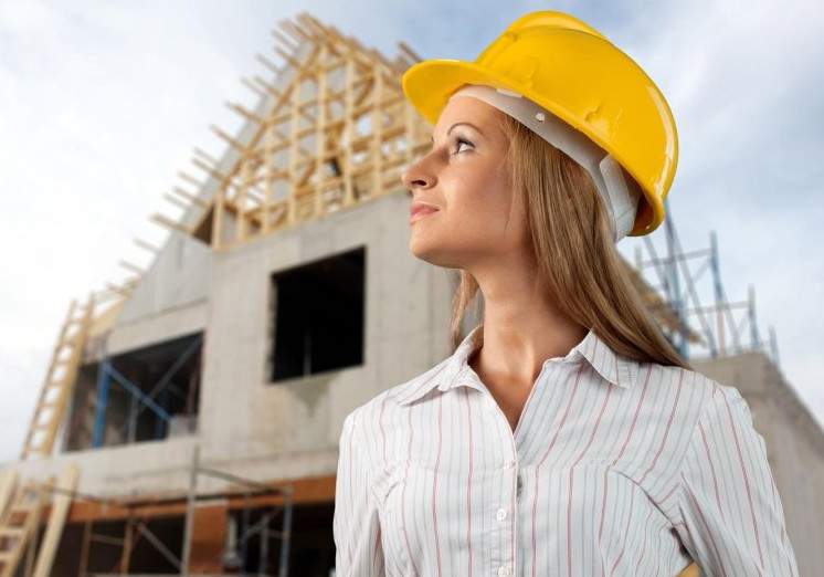 Красивая девушка сметчик на фото