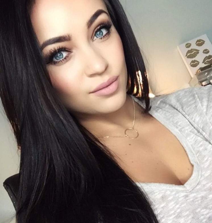 Красивая девушка темные волосы зеленоватые глаза на фото