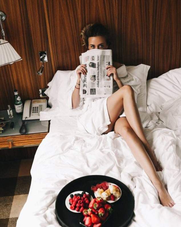 Красивая девушка в больничном халатике на фото