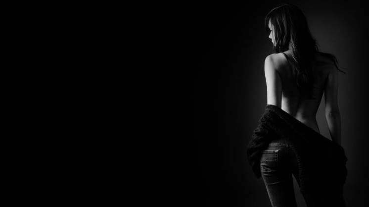 Красивая девушка в черном топе на фото