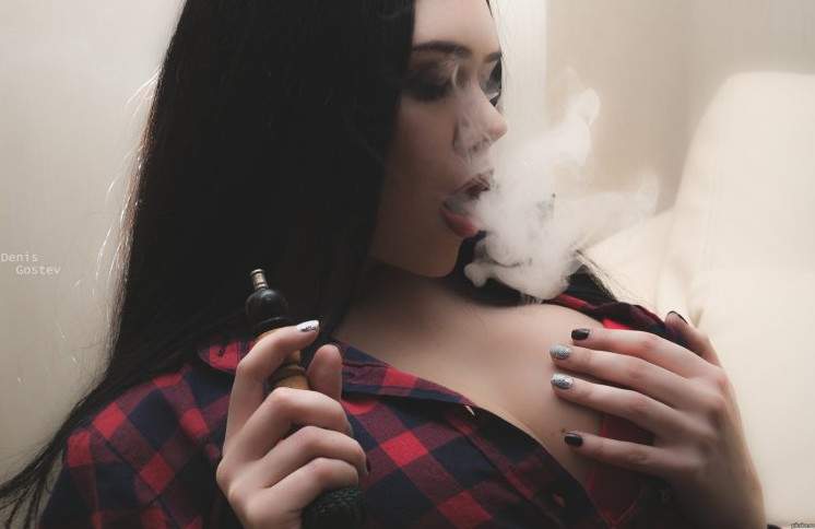 Красивая девушка в дыму на фото