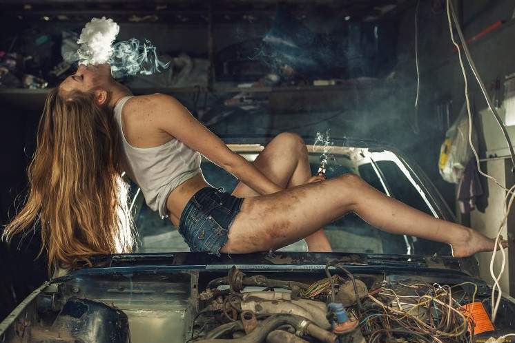 Красивая девушка в гараже на фото