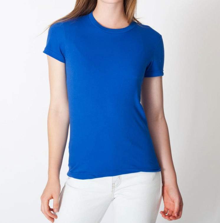 Красивая девушка в голубой футболке на фото