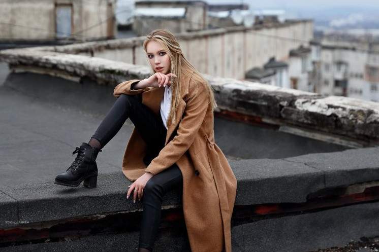 Красивая девушка в красивое платье и пальто на фото