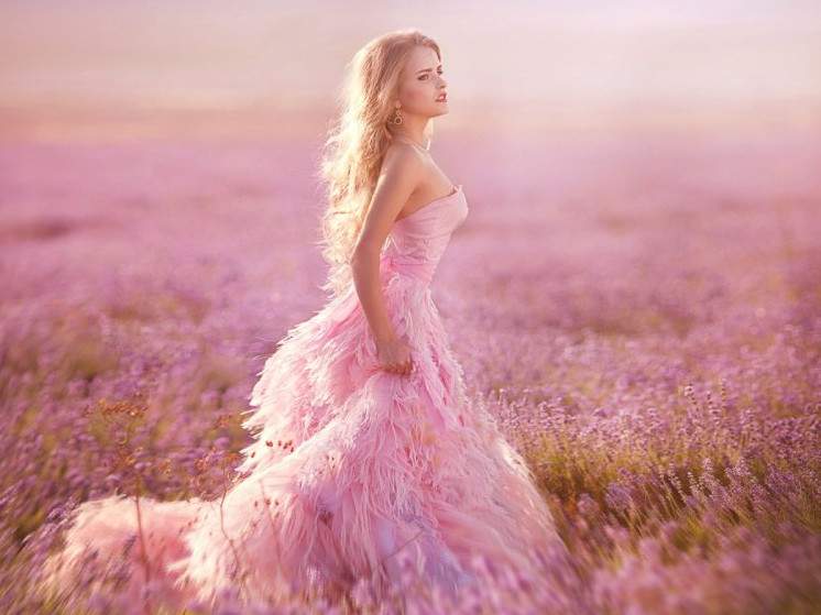 Красивая девушка в красивое платье на заставку на фото
