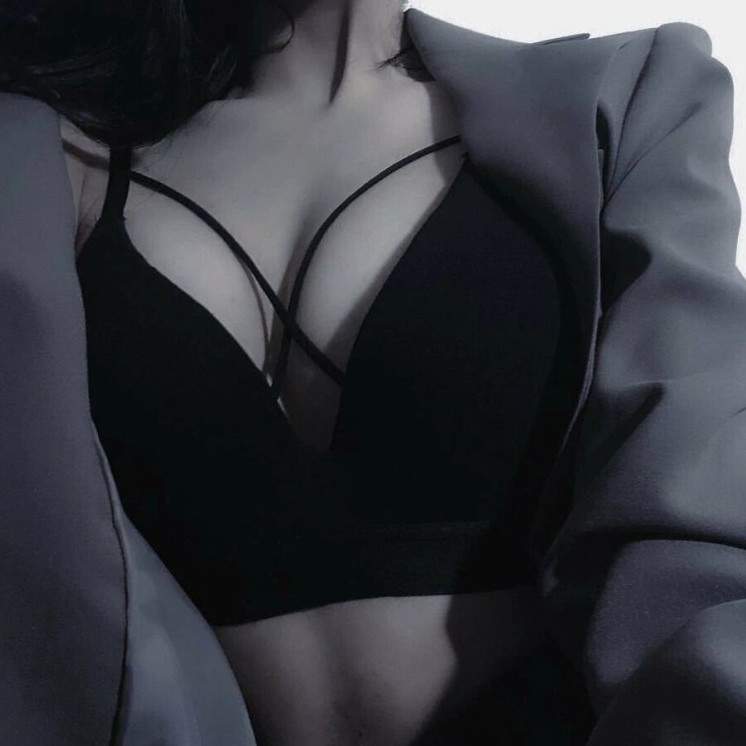 Красивая девушка в лифчике эстетика на фото