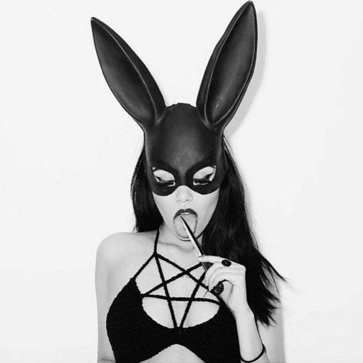 Красивая девушка в маске зайчика на фото