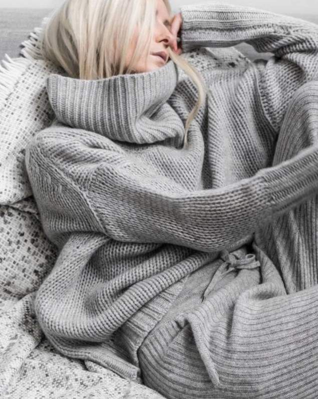 Красивая девушка в мягеньком свитере на фото