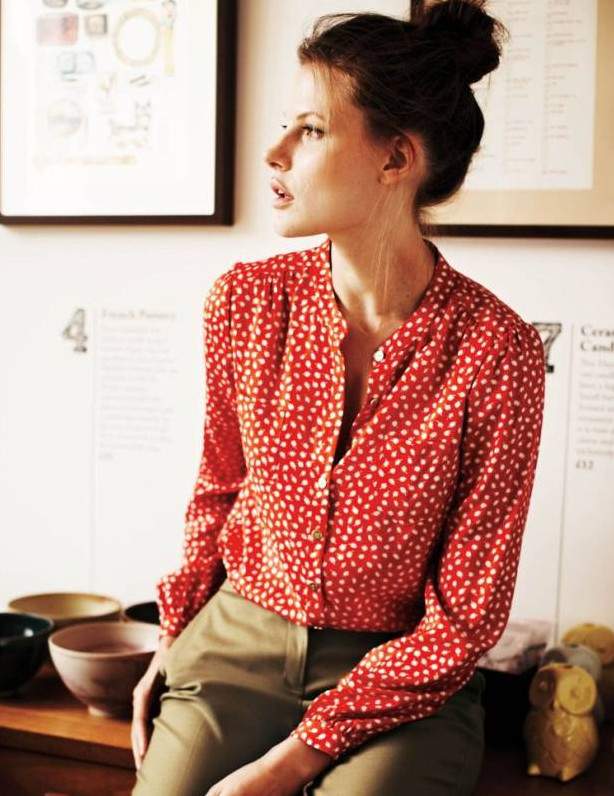 Красивая девушка в одной блузе на фото